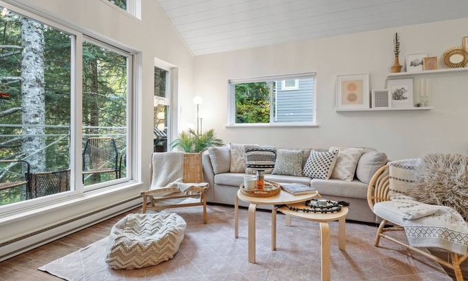Whistler Creekside House | 2BR Creekside Gem|Steps to Gondola,Free PKNG|Patio