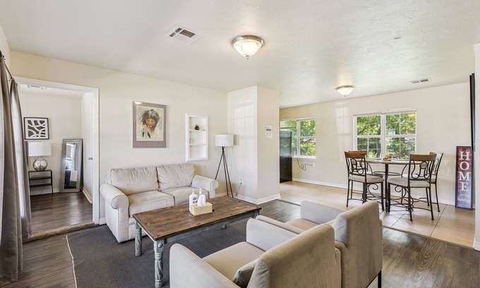 Central Oklahoma City Apartment | 2BR Family Getaway| $1700/month #TA | Full Kitchen + Laundry