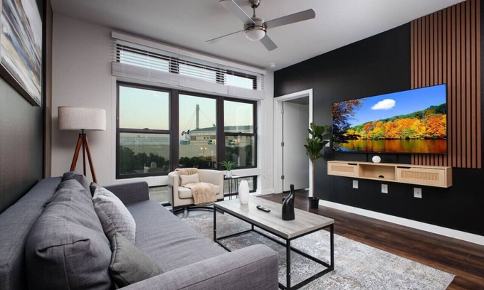 Southtown Apartment | 2BR Getaway w/Gym, Parking Near Rvrwalk & Dome