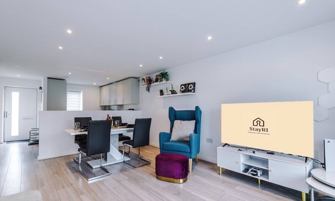 Salford House | 2BR Luxe Getaway in Salford W/WiFi, PS5, Parking