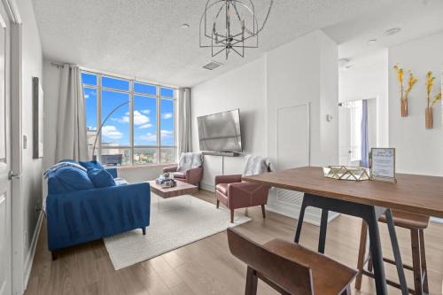 Etobicoke House | 2BR Penthouse Views of Toronto, Pool and Sauna