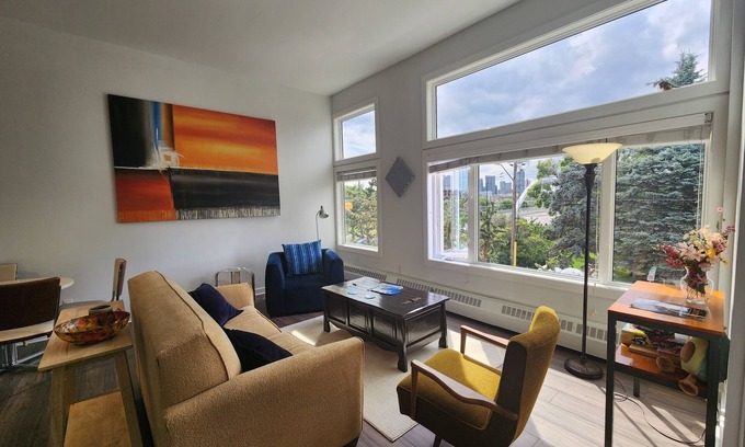 Inglewood Condo | 2BR,Sleeps 4-6, Big spacious feeling, free parking, rivers. 4min to confluence.