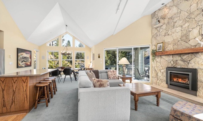 Blueberry Hill House | 2BR | The Lynx | King Bed w/4 Piece Ensuite | Mountain Views | Private Balcony w/BBQ