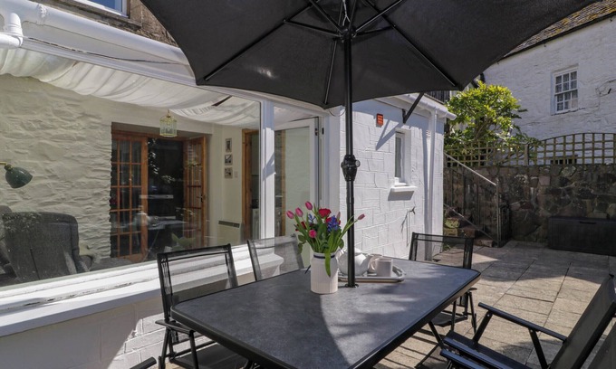 Newton Stewart Cottage | 2LOOS, pet friendly, with a garden in Newton-Le-Willows, Merseyside