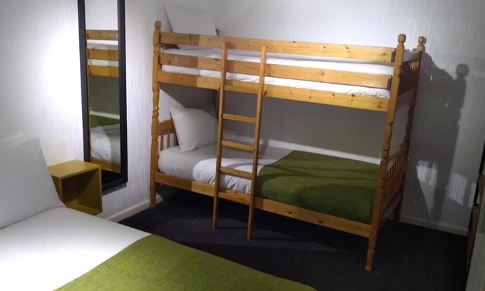 Blackpool Town Center Apartment | 2nd floor double & bunk bed room apartment 5 minuets walk from town.