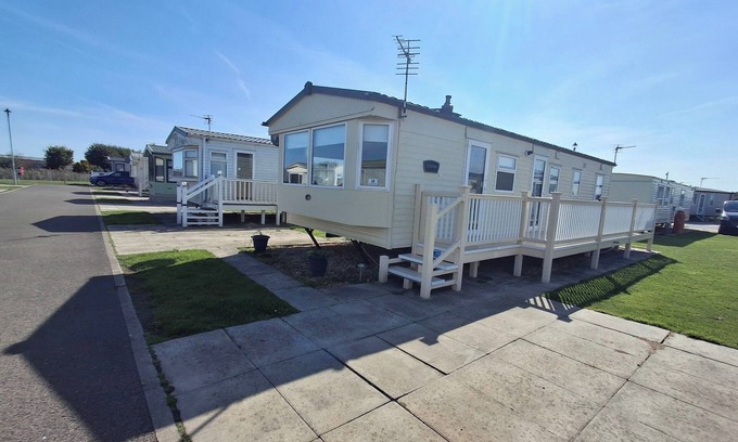 Chapel Saint Leonards Ski Chalet | 3 Bed Caravan -Sleeps 8 - Pool-Beach