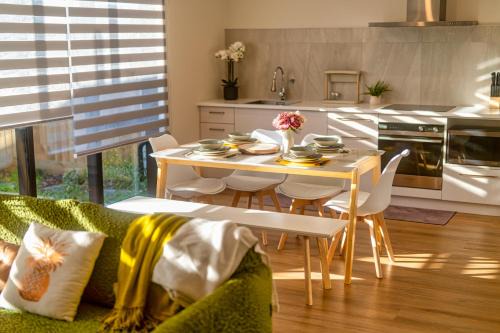 Riccarton Apartment | 3 bed home with pool table, near Westfield Mall