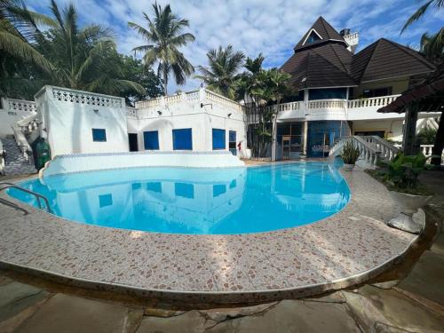 Galu Beach Villa | 3 Bed Villa - Sleeps 6 - Pool - Garden - Parking