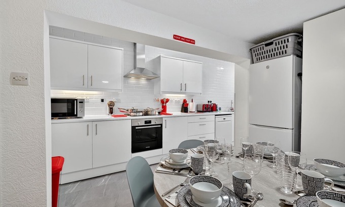 Lisburn House | 3 Bedroom House, 16 minutes to Belfast, Parking by StaybyNumbers