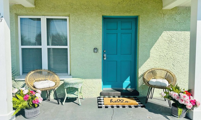 Kiska Beach House | 3 bedroom 2 bath private home! 4 minute walk to beach 🌴