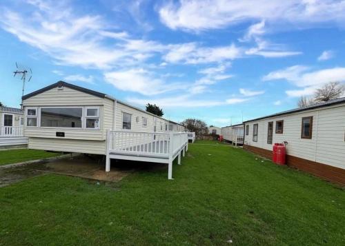 Clacton-on-Sea Apartment | 3 Bedroom 2 Bathroom Caravan Charlie Delta
