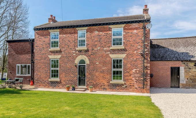 Pontefract Cottage | 3 bedroom accommodation in Featherstone, near Wakefield
