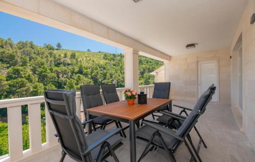 Pucisca House | 3 Bedroom Beach Front Home In Pucisca