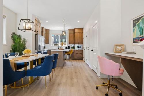 Calgary House | 3 Bedroom Detached Home with Free Parking, Netflix, Free Banff Pass, King Size Bed & Portable AC
