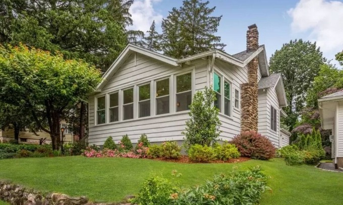 Bloomfield House | 3-bedroom house in nice Bloomfield with AC