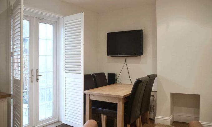 College Park and Old Oak House | 3 bedroom house sleeps 5. Zone 2 Central London. A perfect location
