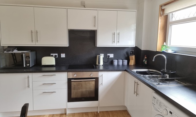 Hamilton House | 3 Bedroom house with 5 Single Beds and Private Driveway