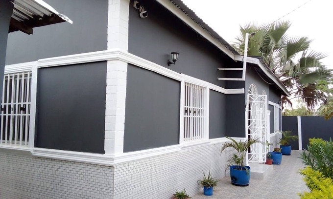 West Coast Division House | 3 beds 3 bathrooms 5mins from turntable , close to few corner shops and beaches
