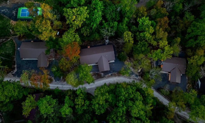 Broken Bow Cabin | 3 BR Near Gutter Chaos - 2 Min Walk W/Playground & Pickleball Court