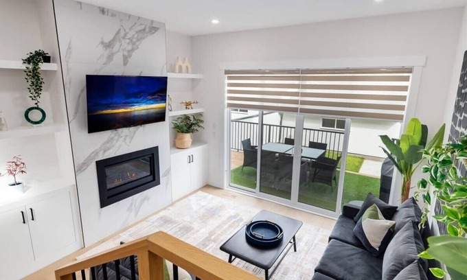 Glenbrook House | 3 King Beds, HotTub, Double Car Garage, 2 Full Kitchens