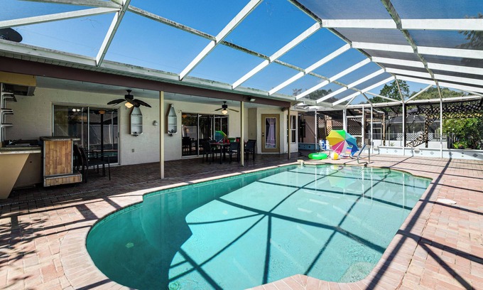 Spring Hill House | 3 Mi to Weeki Wachee Springs SP: Poolside Oasis!