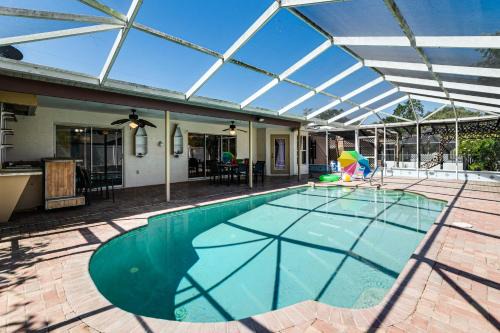 Spring Hill House | 3 Mi to Weeki Wachee Springs SP Poolside Oasis!