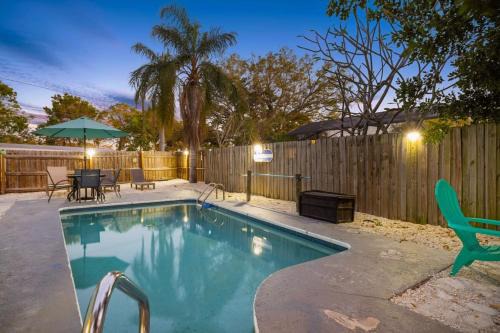 Ozona House | 3 miles to Honeymoon Island Firepit & Pool