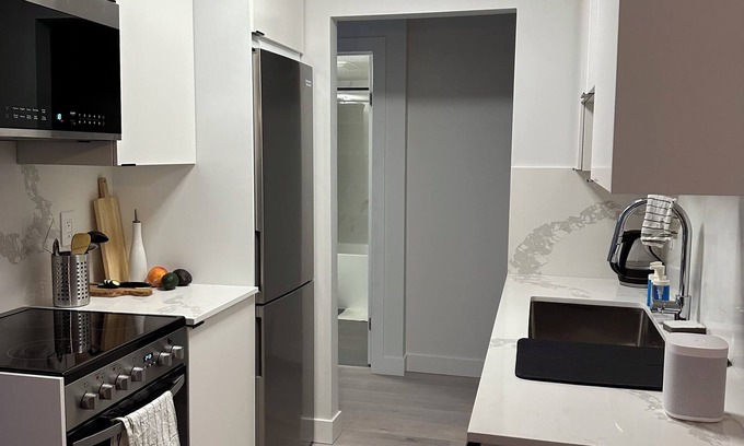 Fairview Apartment | 3 Minute Walk to VGH - Perfect for Doctors, Residents, Nurses or Patients.