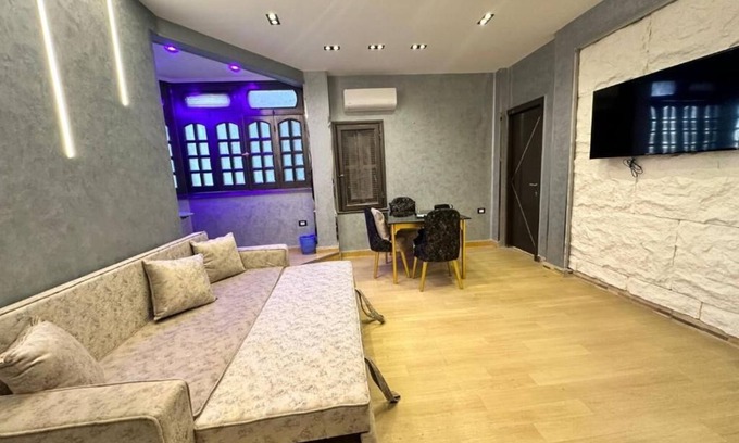 Downtown Cairo Apartment | 3 minutes to the Tahrir square! Family suite with downtown city view