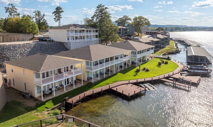 Lake Hamilton Condo | 3-Night Summer Escape Save 15%