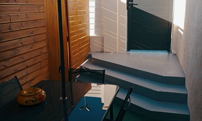 Claira House | 3-person apartment, terrace, wifi, parking, 10min from beach.