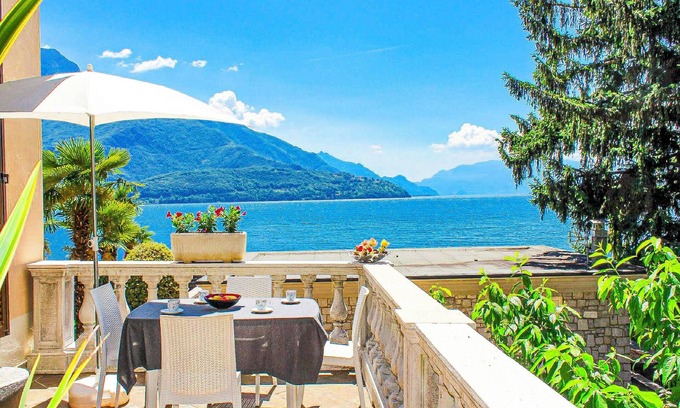 Domaso Apartment | 3-room apartment with pool, terrace, sunbathing area and lake access