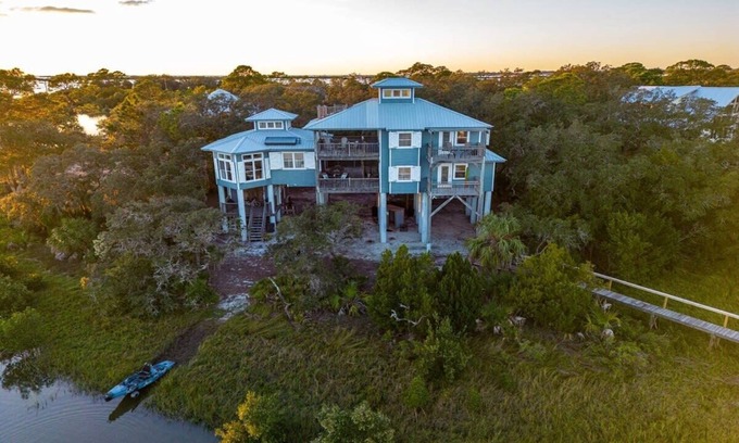 Cedar Key House | 3 Story Haven! Fire Pit+kayaks~updated~360 Views!
