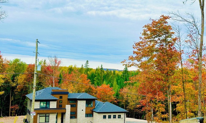 Dwight House | 3000SQF Private Retreat Modern Cottage AC Fibre Wifi Muskoka Algonquin