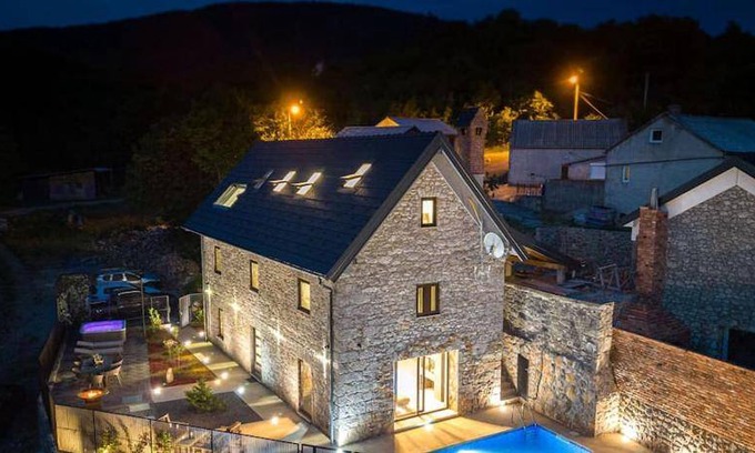 Veljun Primorski Resort | 340 m² Resort ∙ 6 bedrooms ∙ 12 guests