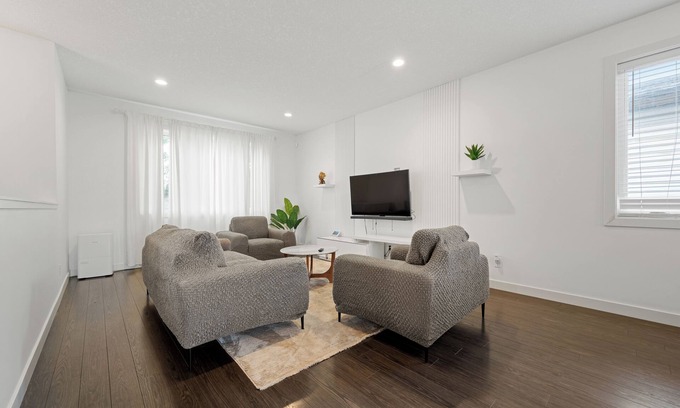 Jasper Place House | ★3B Executive Home★Fenced Yard ★ Private Deck BBQ