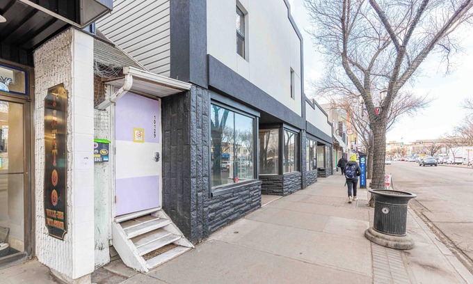 Whyte ave Apartment | 3bdrm unit on Whyte Ave