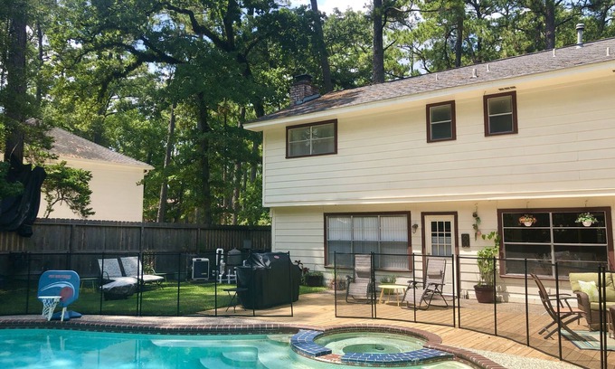 Memorial Northwest House | 3BR/2.5BA, saltwater pool, hot tub, alarm ~ The Salt Lick Retreat