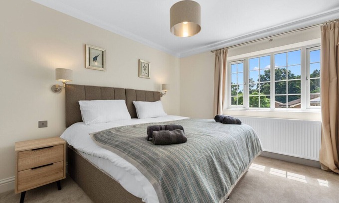 Ascot House | 3BR House with 3 Baths with Free Parking in Ascot