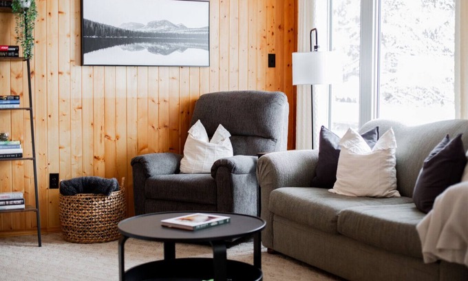 Magnetawan Cottage | 3BR Lakeside Retreat with Rustic Charm & Hot Tub