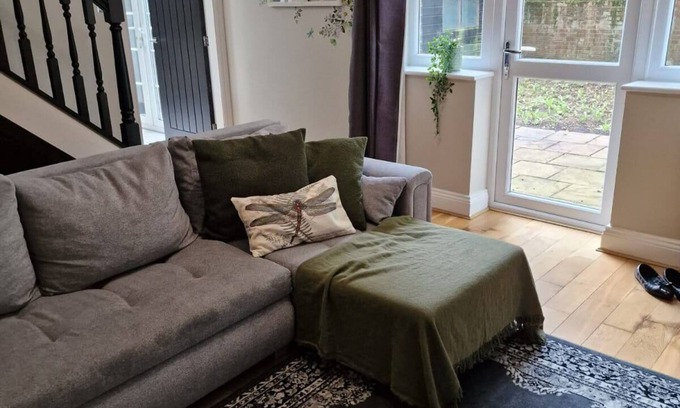 Wythenshawe House | 3BR Near Airport with private gated parking, close to city centre and motorway
