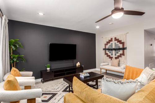 Chateau De Vie Five Apartment | 3BR Southwest Modern Haven - Old Town