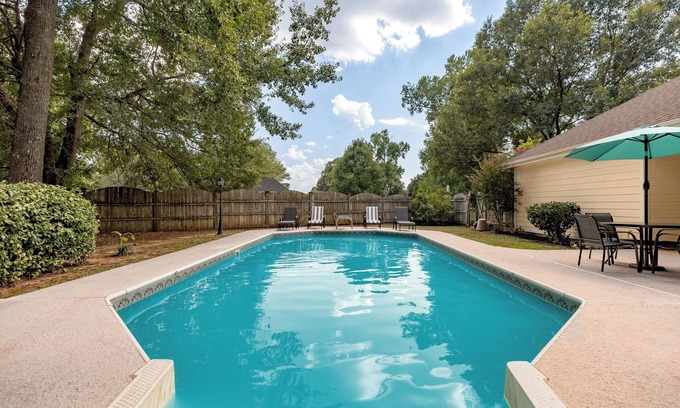 Warner Robins House | 3BR w/Inground Pool | Fenced Yard | Pet Friendly