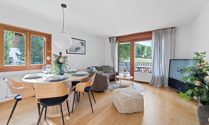 Surlej Apartment | 4 1/2 - room apartment on the first floor, entrance with small wardrobe, living