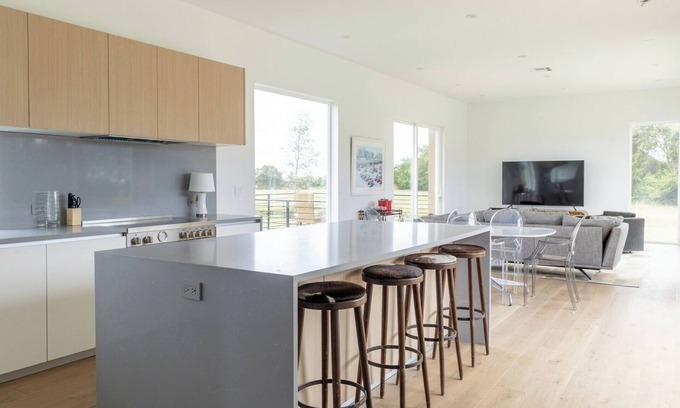 Carmine House | 4/4.5 Modern Gem