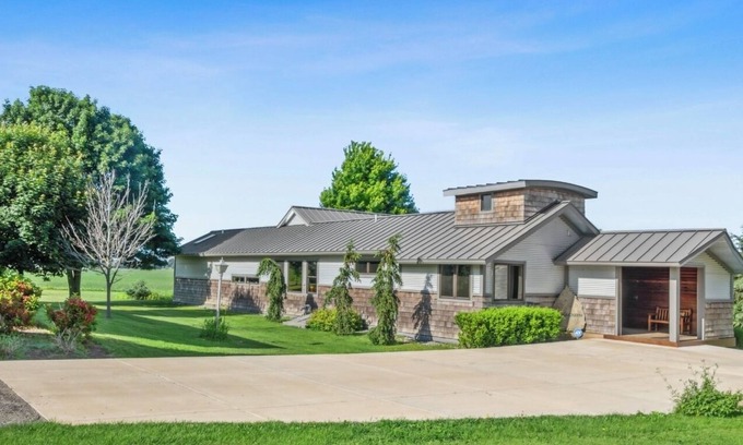 Zenda House | 4 Acres Retreat at Lake Geneva. Modern and Spacious - 5 Minutes to the Beach!
