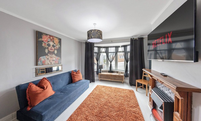 Gillingham House | 4 Bd House, Sleeps 8 with Garden-Tv-Internet