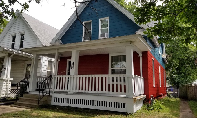 Cedar Rapids House | 4 Bed 2 Bath 1 block from Coe College NE CR