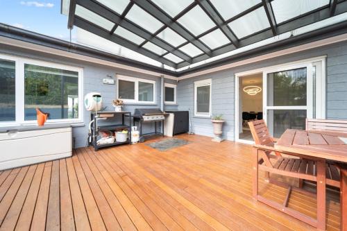 Curtin House | 4-Bed Family Home with Spacious Backyard and BBQ