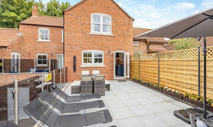 Spilsby Cottage | 4 bedroom accommodation in Welton Le Marsh, near Skegness